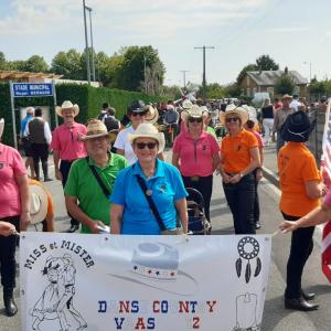 Tous en ligne pour le défilé