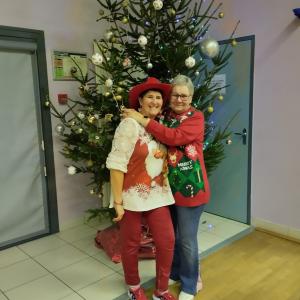 Deux étoiles devant le sapin !!